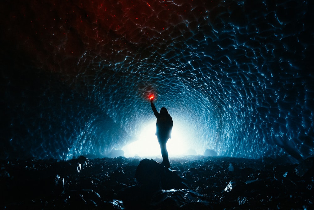 Mann in schwarzer Jacke auf Felsen stehend