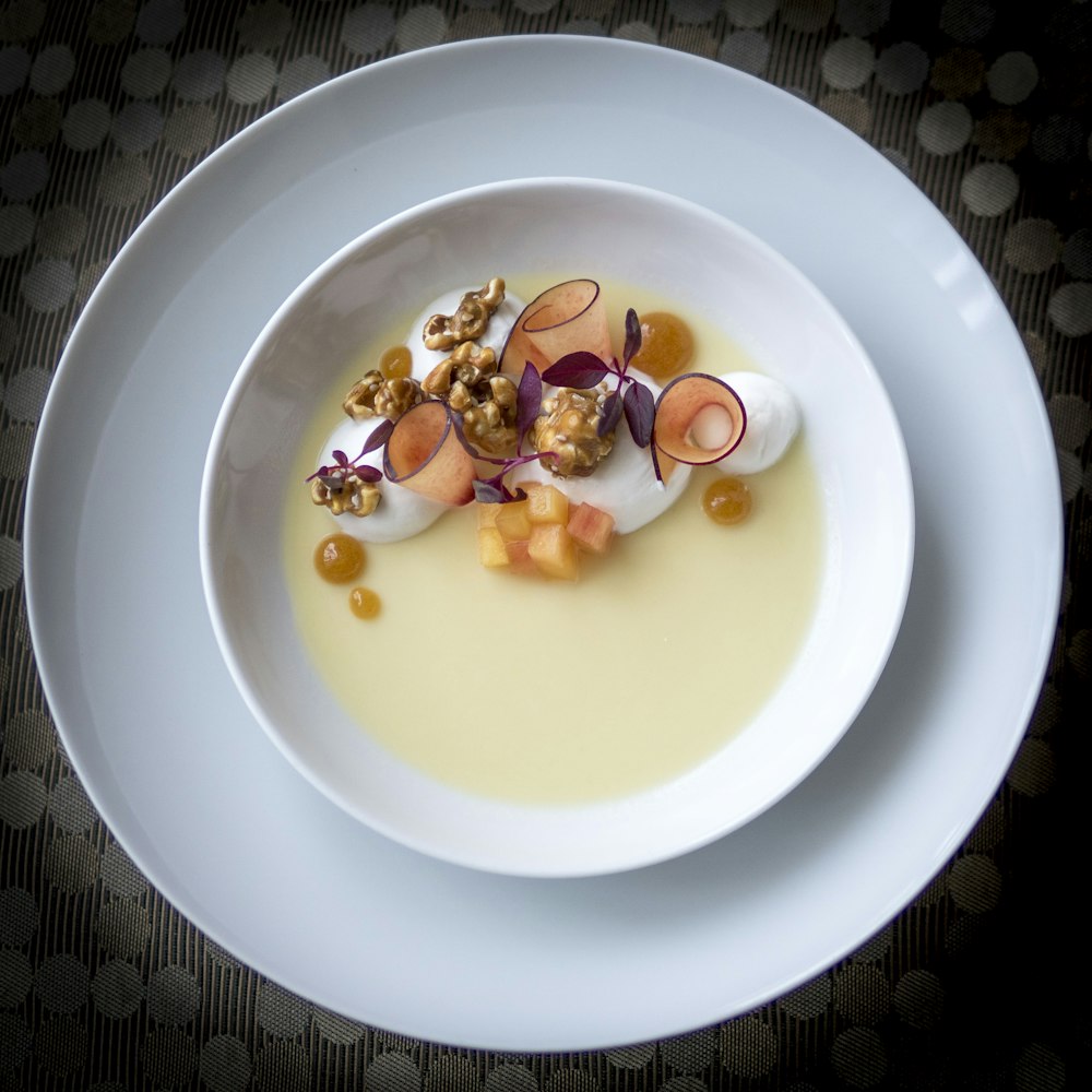 Assiette ronde en céramique blanche avec œuf et plat de viande