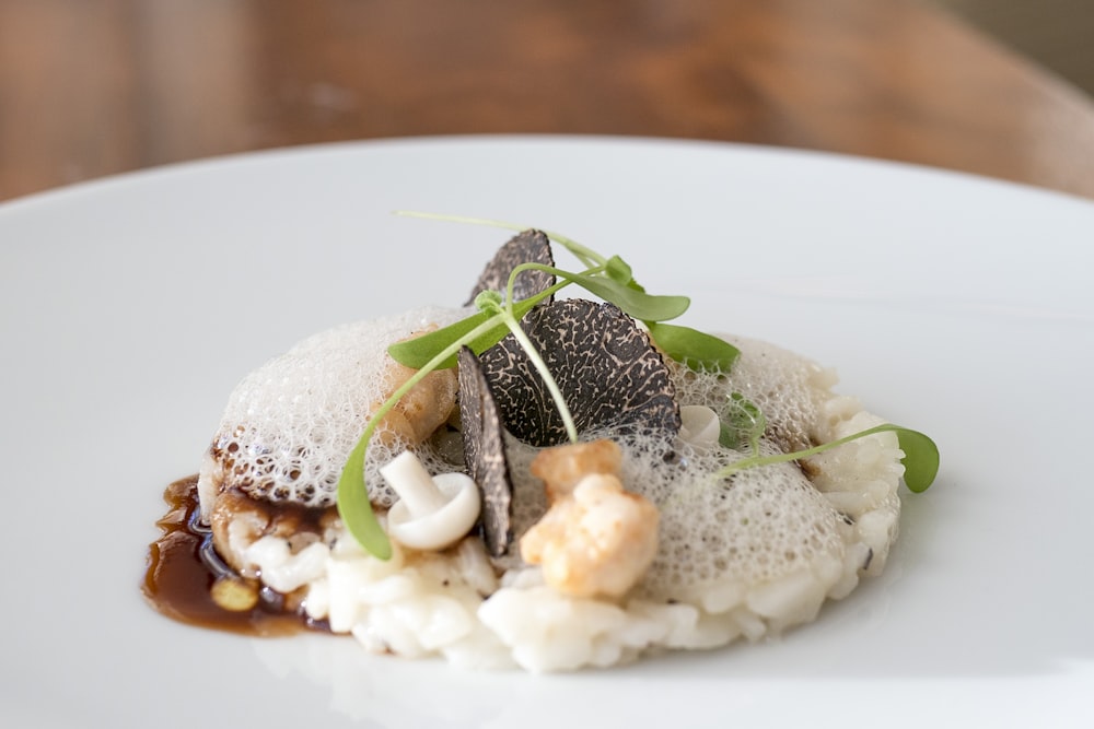 riz blanc avec légume à feuilles vertes sur assiette en céramique blanche