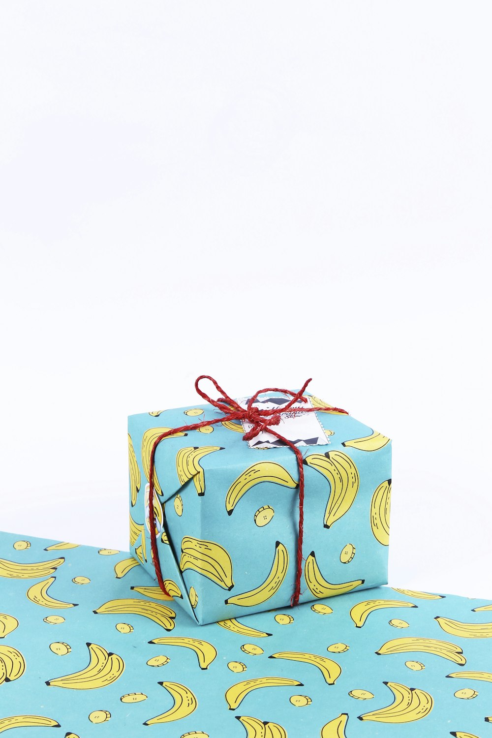 Caja de regalo floral azul y amarilla