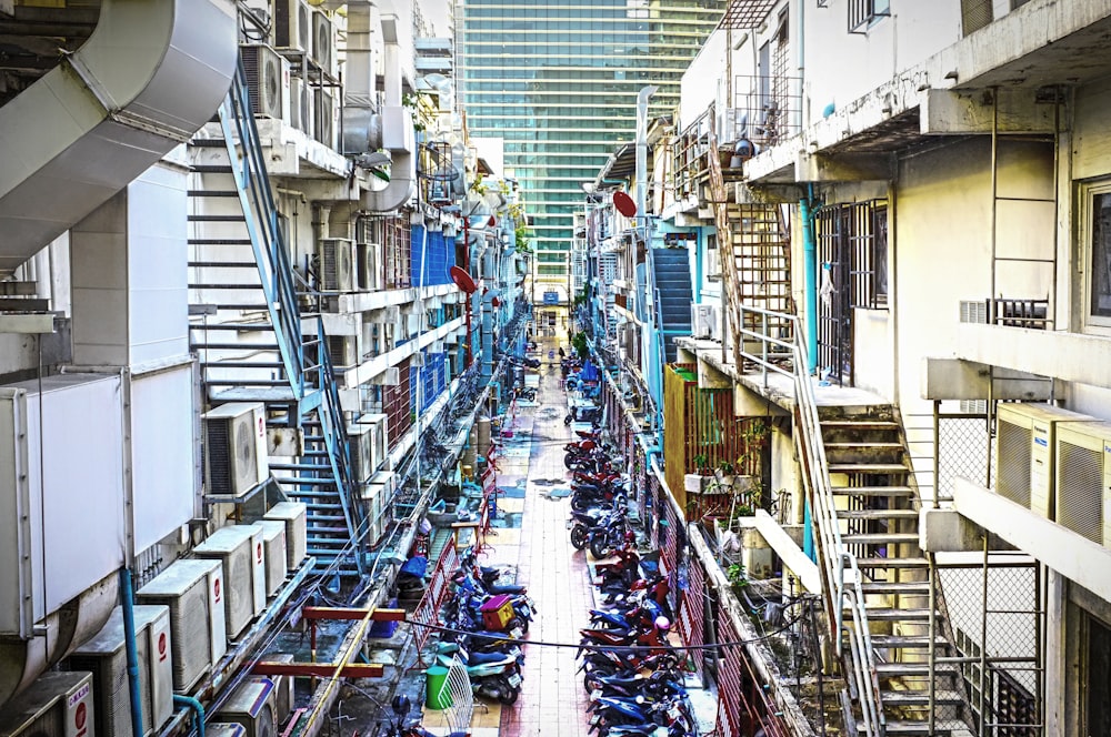 pessoas andando na rua durante o dia