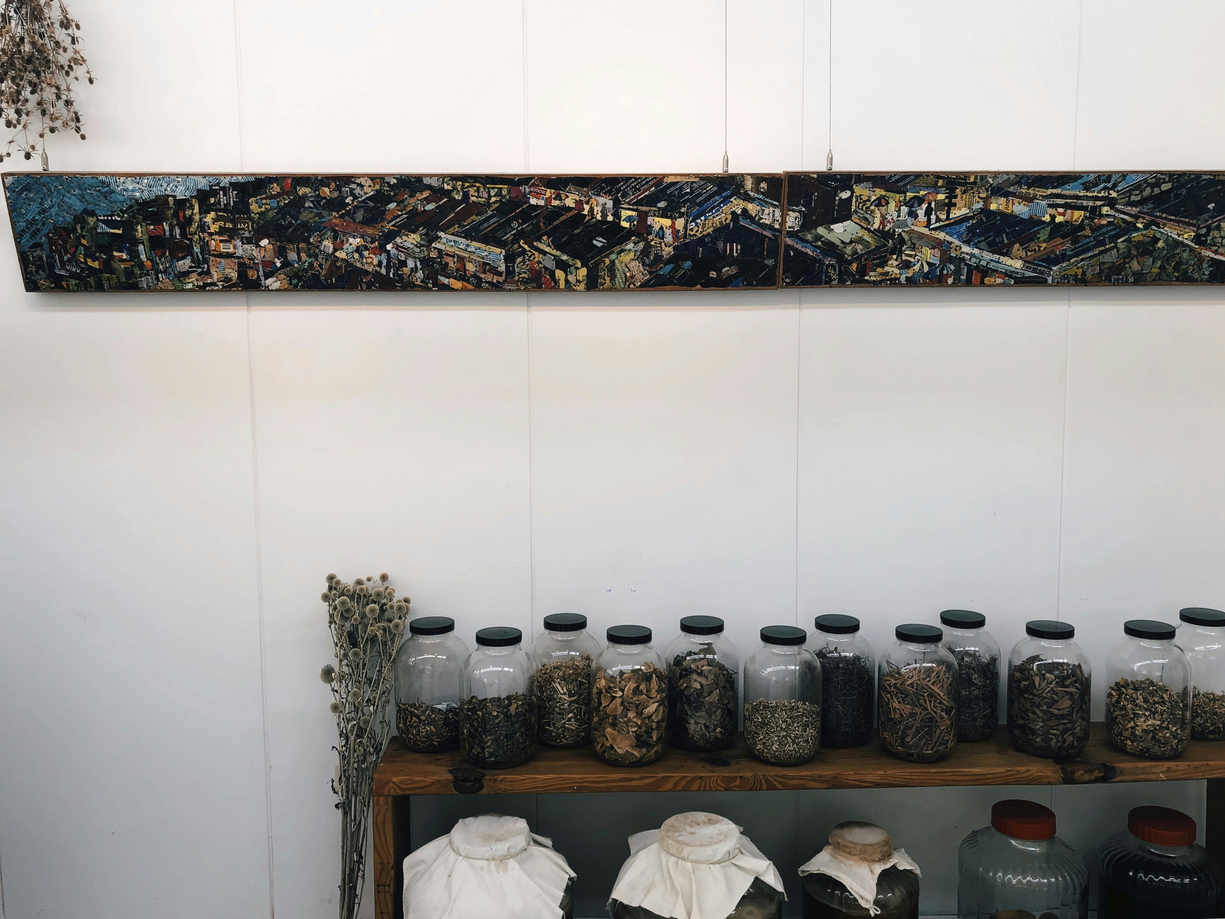 schwarzes und braunes florales Wanddekor