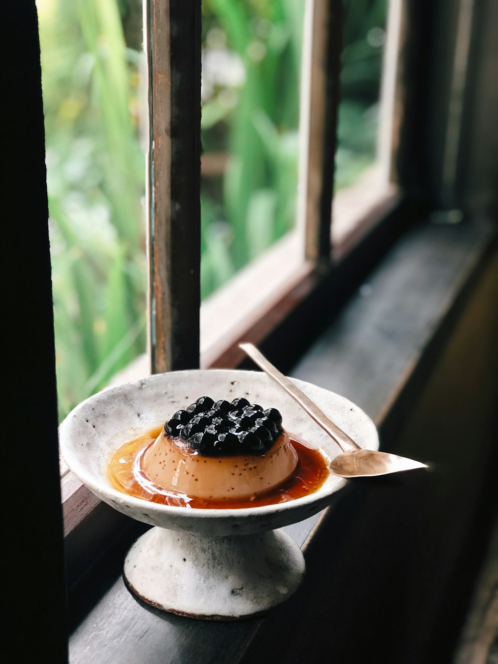 黒と茶色のアイスクリームが入った白いセラミックボウル