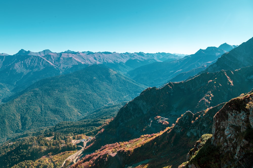 montagne verdi e marroni sotto il cielo blu durante il giorno