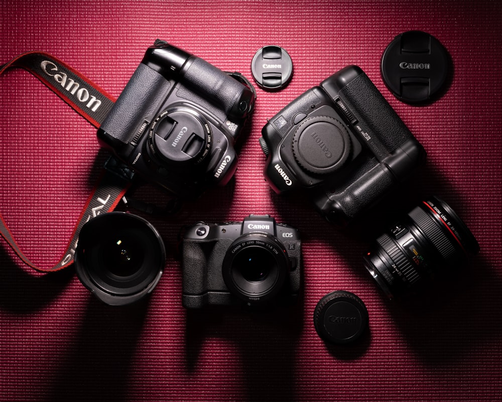 Appareil photo reflex numérique Nikon noir sur textile rouge