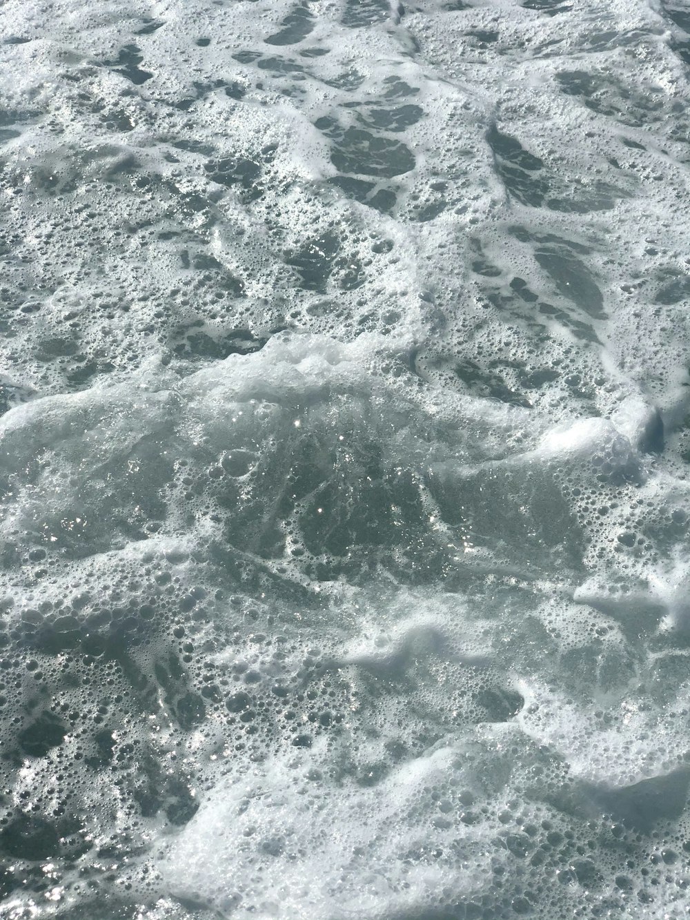 Éclaboussure d’eau blanche et bleue