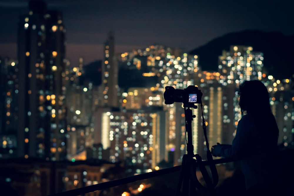 夜間の建物の屋上にある黒い望遠鏡