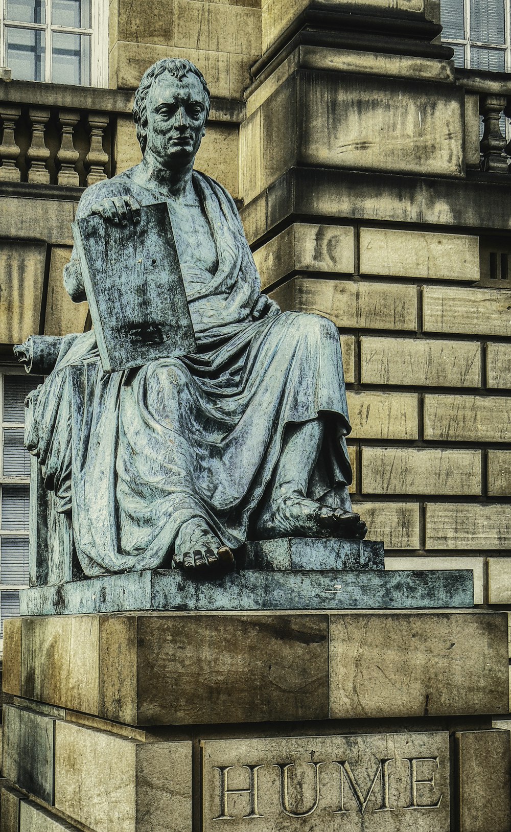 Estatua de hormigón gris del hombre