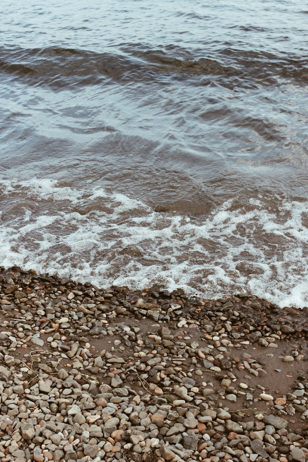 sea waves crashing on shore during daytime