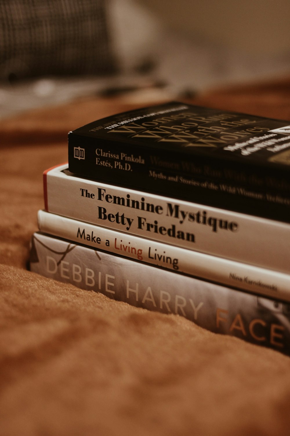 livros cobertos em preto e branco