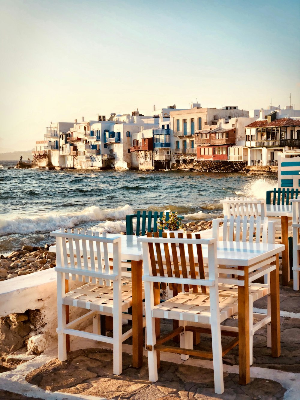 昼間は海岸に茶色の木製の椅子