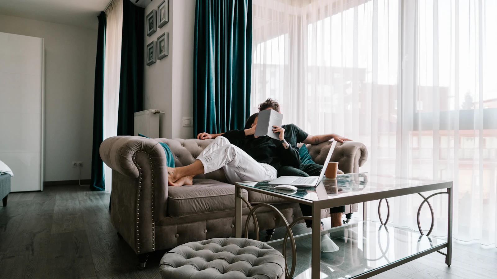 Casal jovem em residência compartilhada