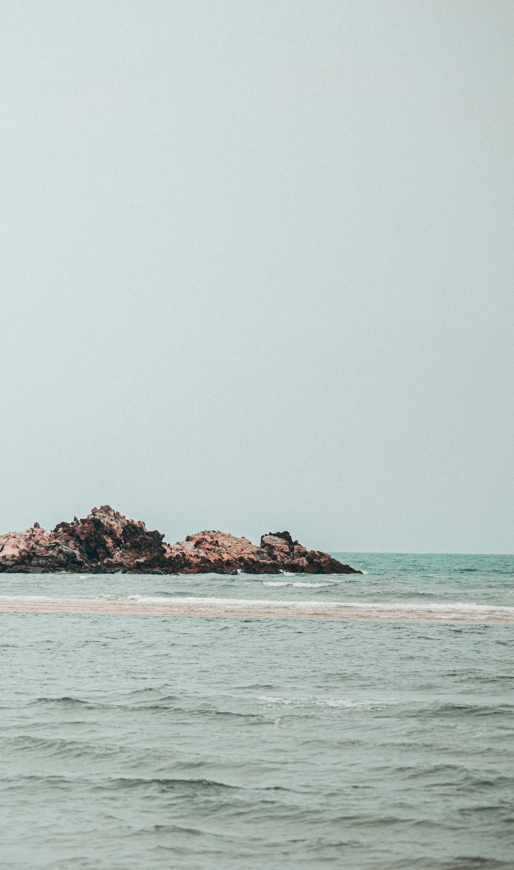 Formación de rocas marrones en el mar durante el día