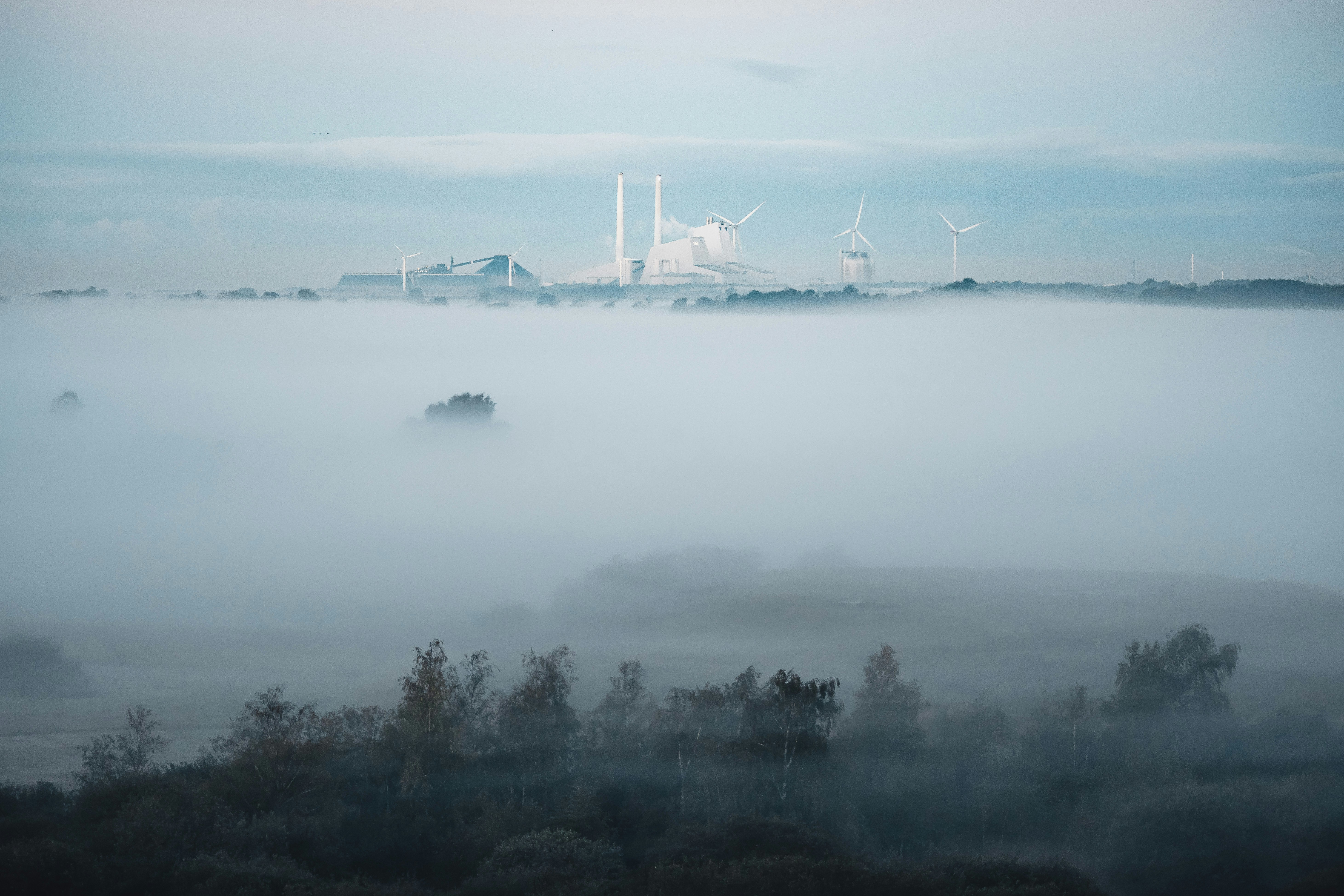 weißes Boot tagsüber auf dem Gewässer