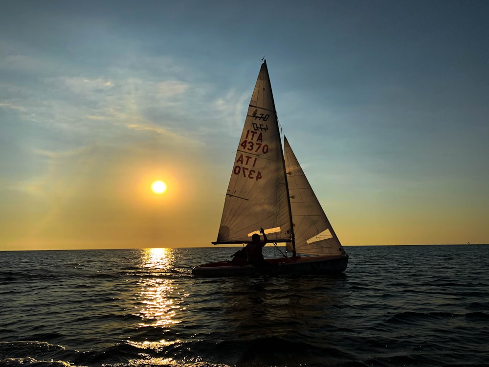 Segelboot auf See bei Sonnenuntergang