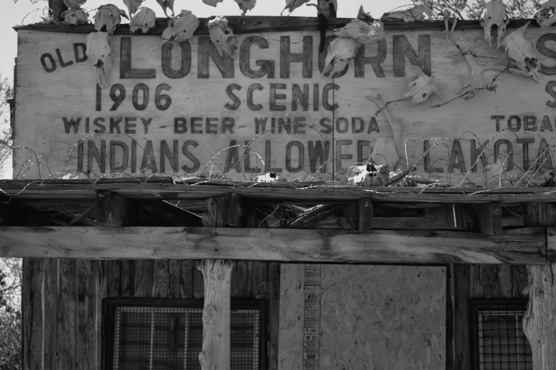 gray computer monitor