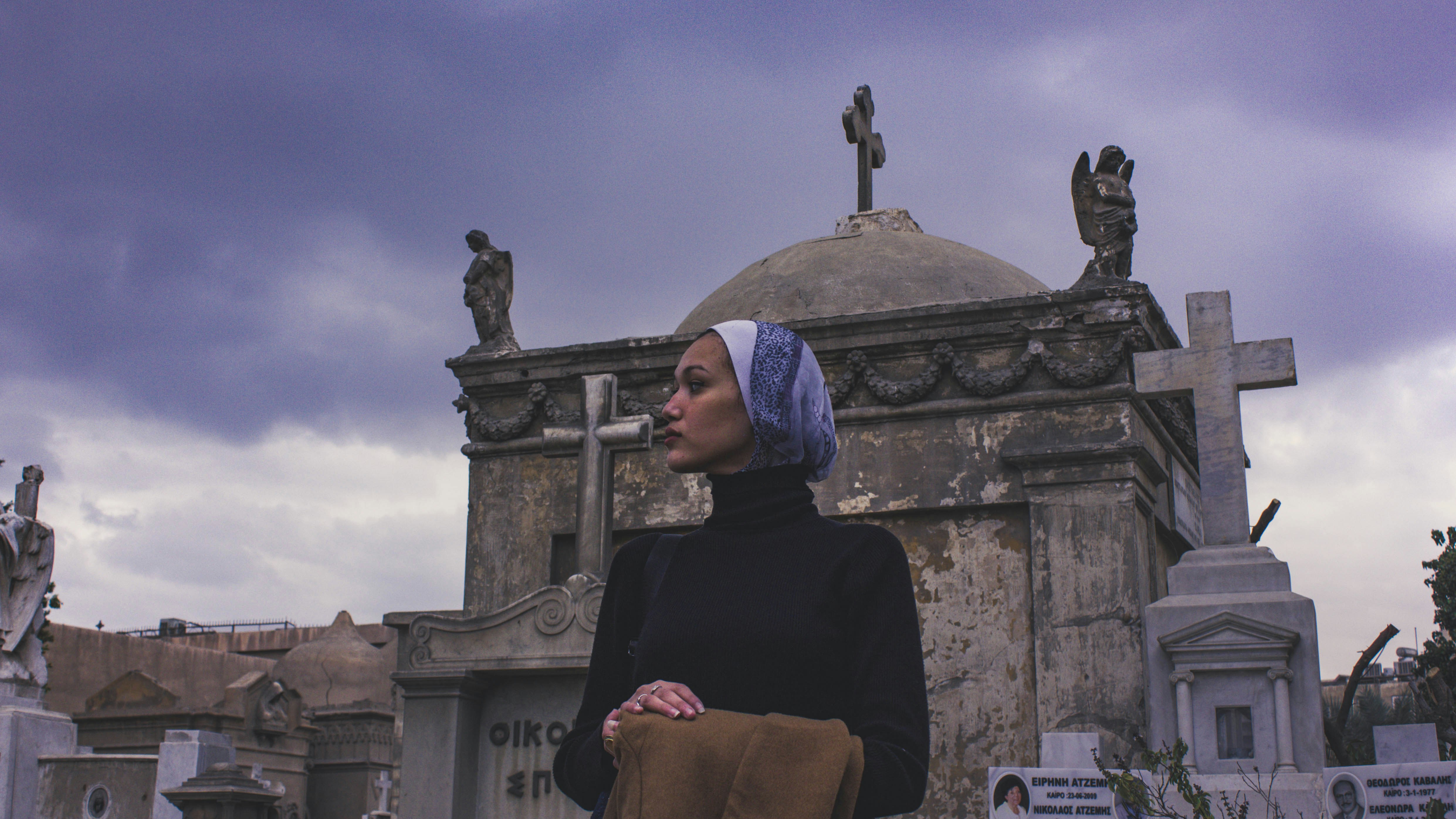 donna in camicia nera a maniche lunghe e hijab blu