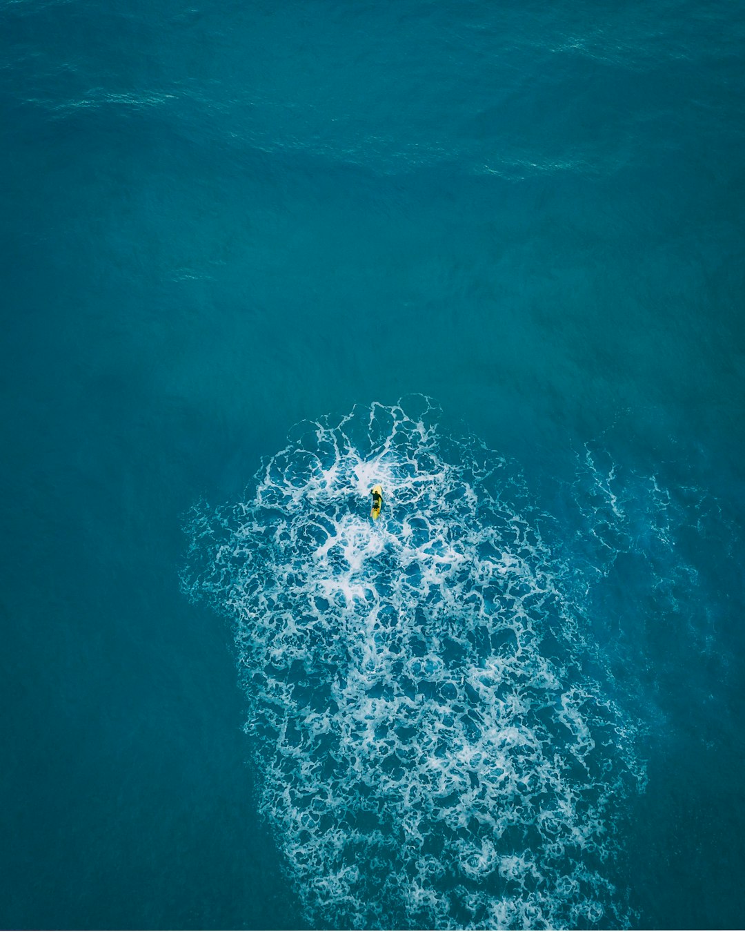 white and blue water splash