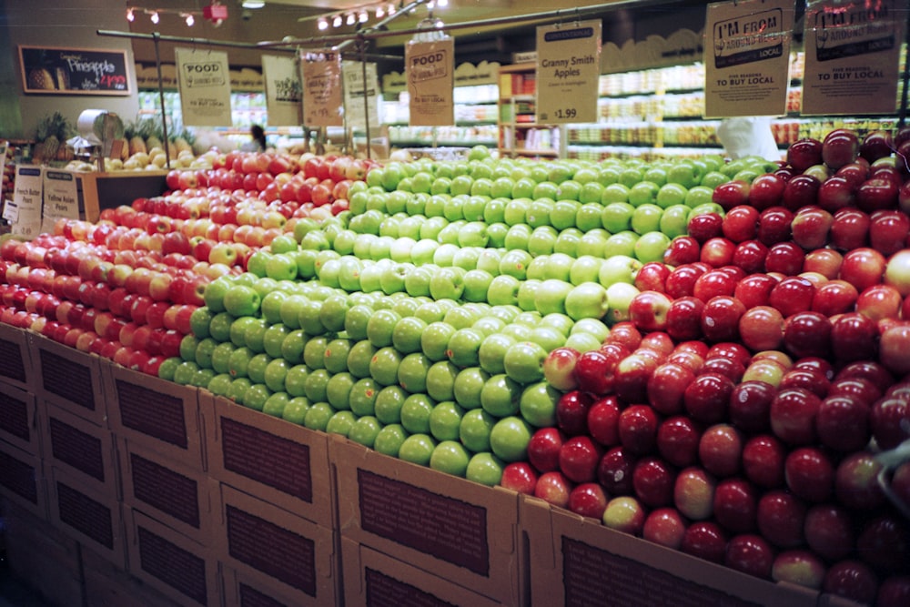 갈색 나무 상자에 빨간색과 녹색 사과