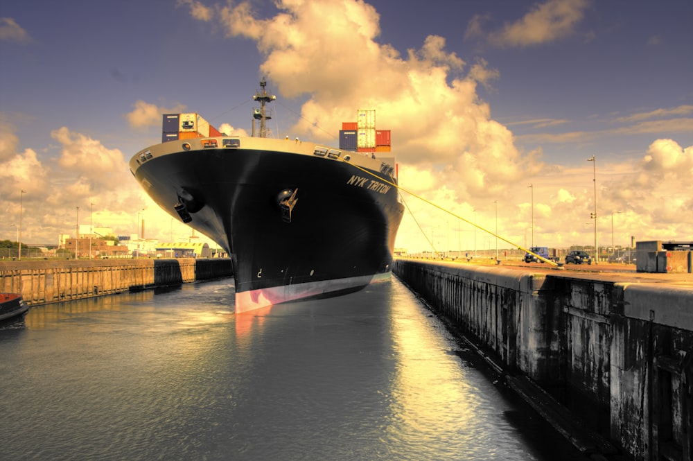 Barco negro en el cuerpo de agua durante el día