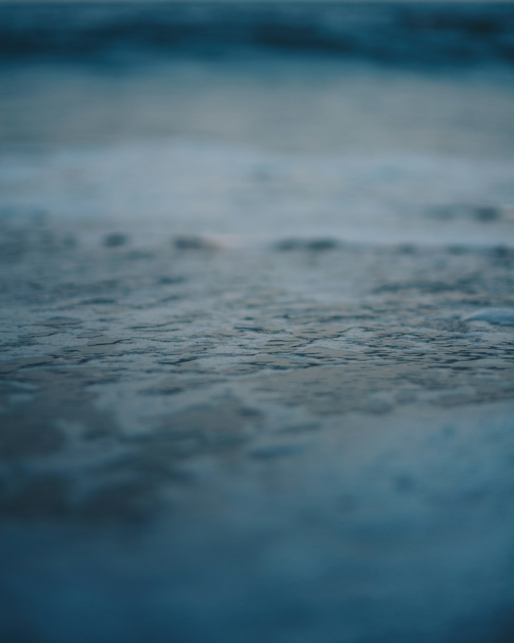 gouttelettes d’eau sur un sol en béton gris
