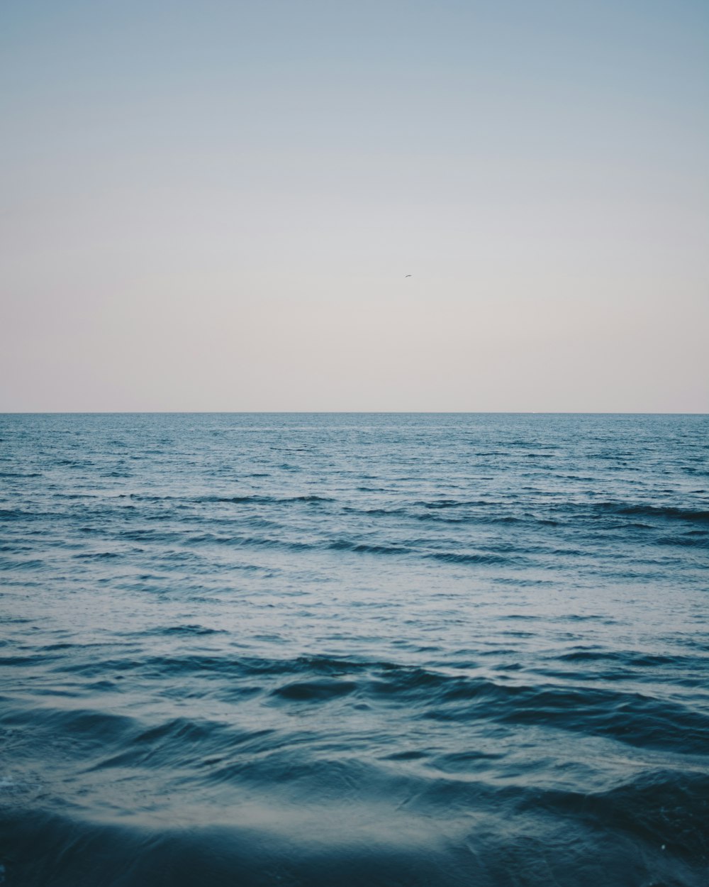 specchio d'acqua durante il giorno