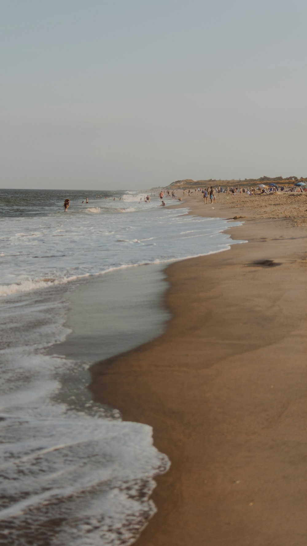 Gente en la playa durante el día