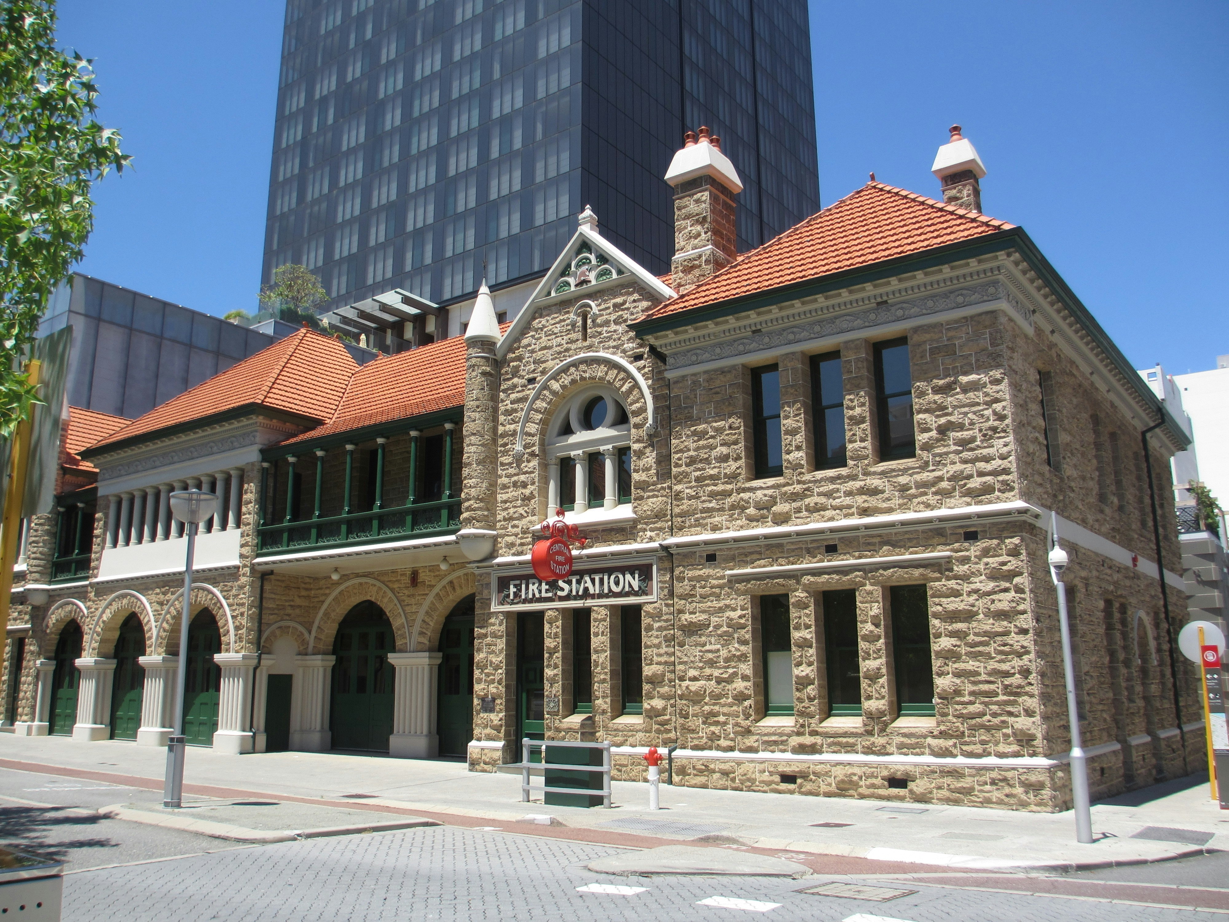 昼間の茶色と白のコンクリートの建物