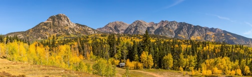 A panoramic view of the Pyrenees mountains with vibrant autumn colors in Aragón.