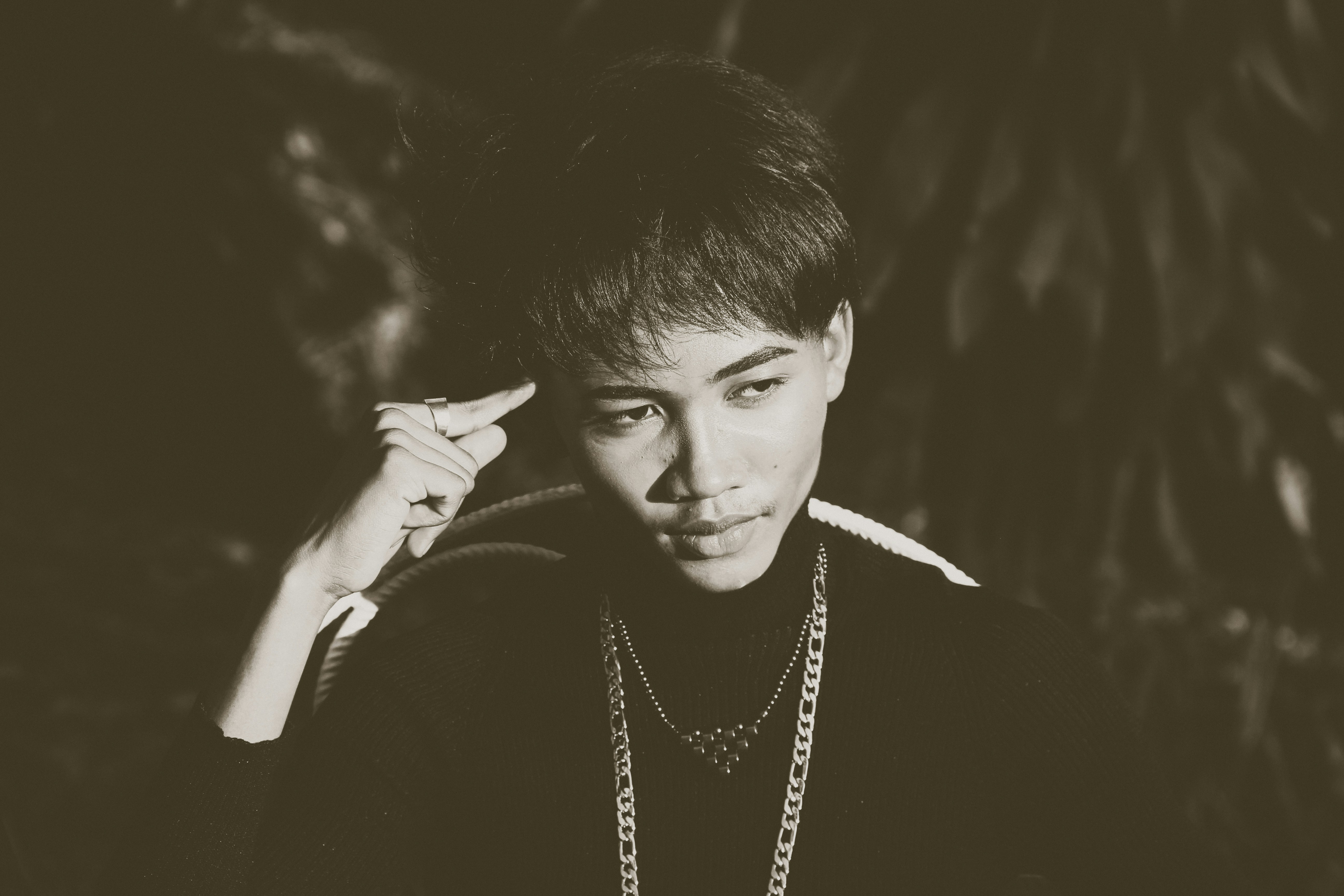 foto in scala di grigi di donna in camicia nera a maniche lunghe