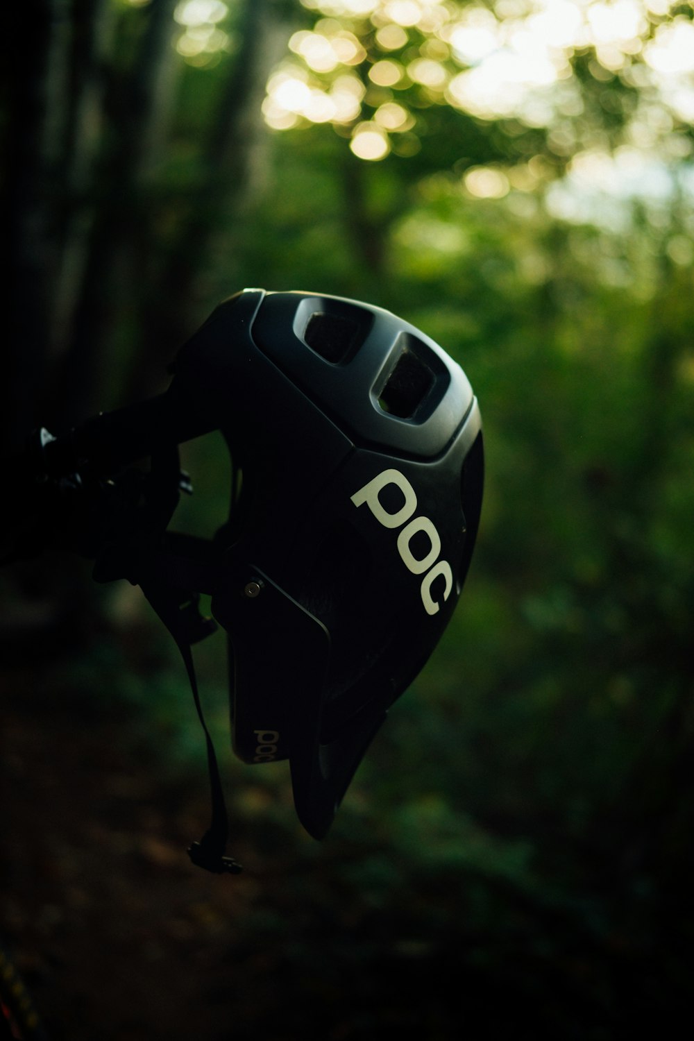 capacete de bicicleta preto e branco