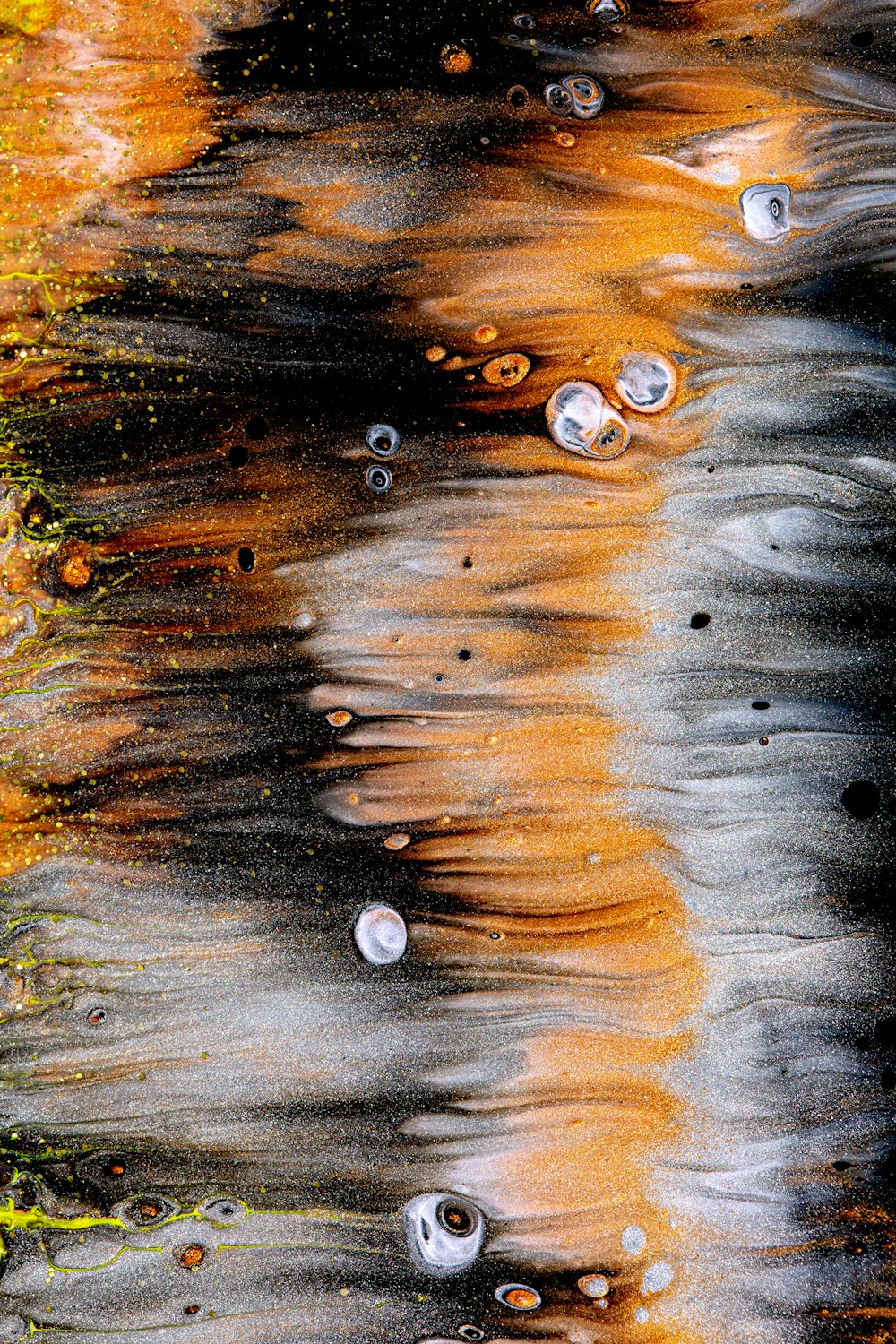 Wassertröpfchen auf brauner Oberfläche