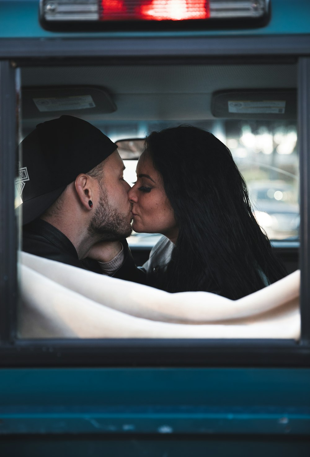 낮에 차 안에서 키스하는 남자와 여자