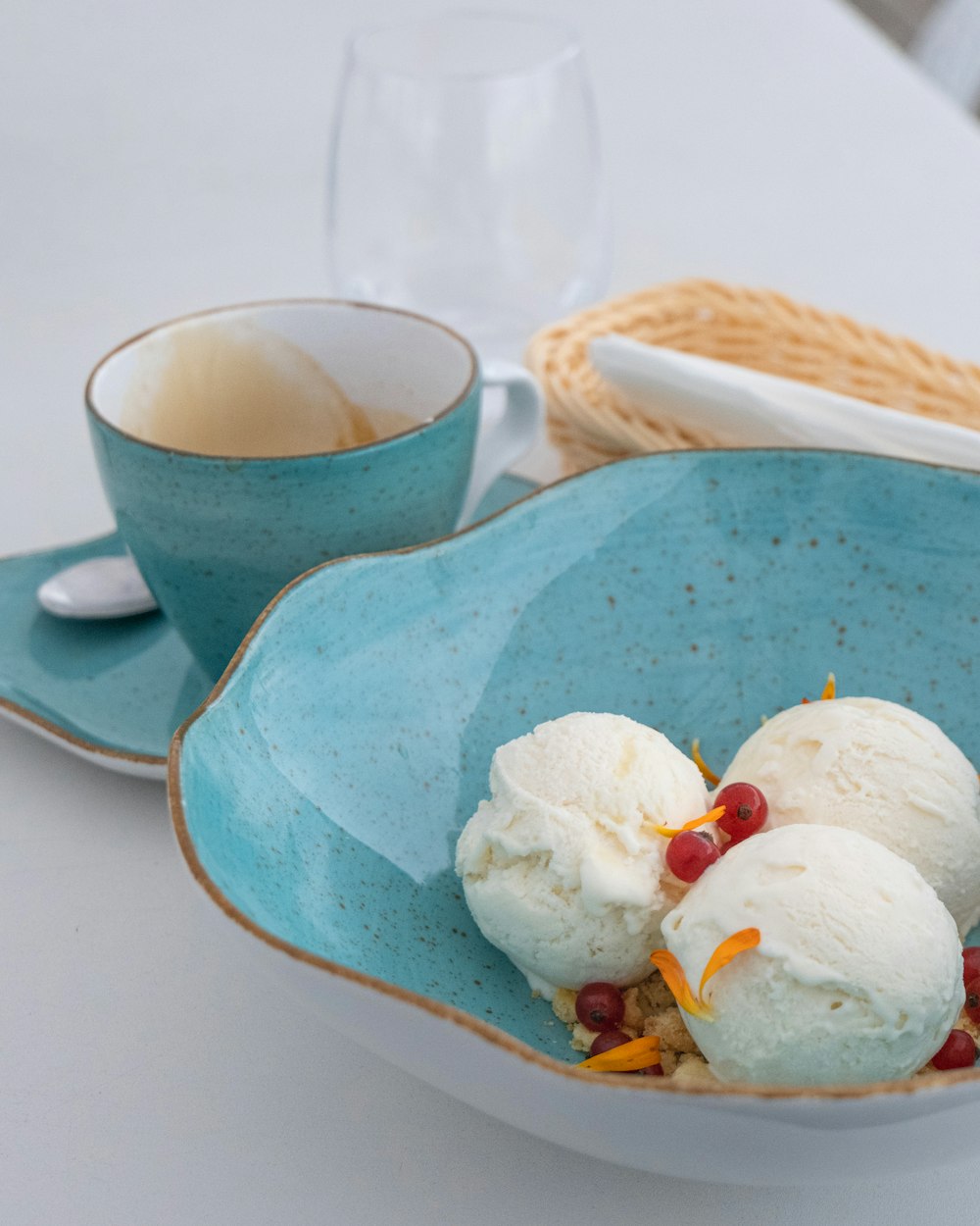 gelato bianco su tazza di ceramica blu