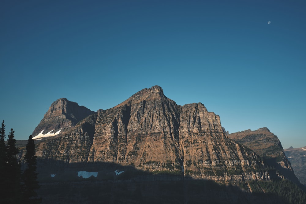 Brauner Rocky Mountain tagsüber unter blauem Himmel