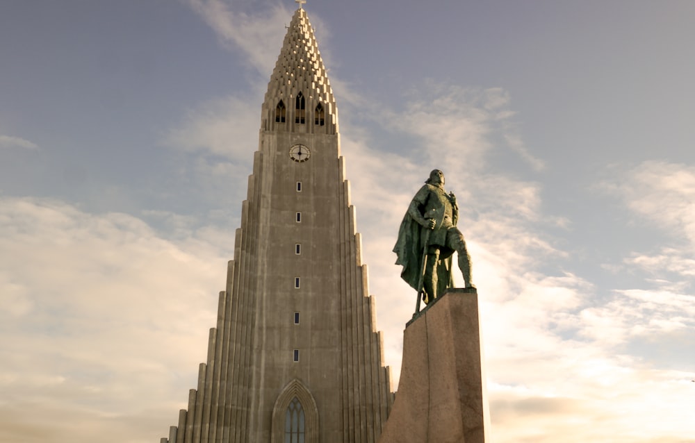 Statue des Mannes auf dem Dach des Gebäudes