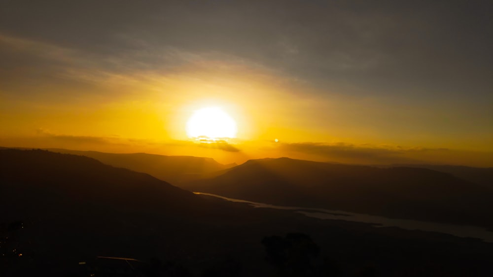 Silueta de montañas durante la puesta del sol