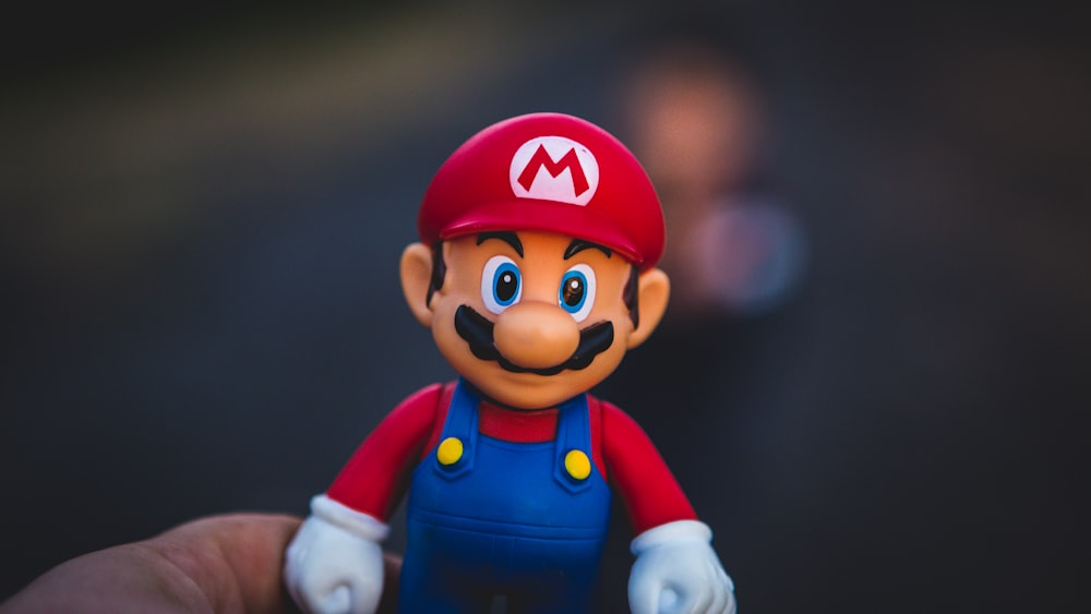 Super Mario en figurine chemise bleue et rouge
