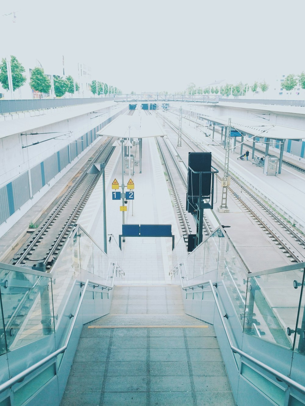 pessoas andando em um edifício de concreto branco e cinza durante o dia