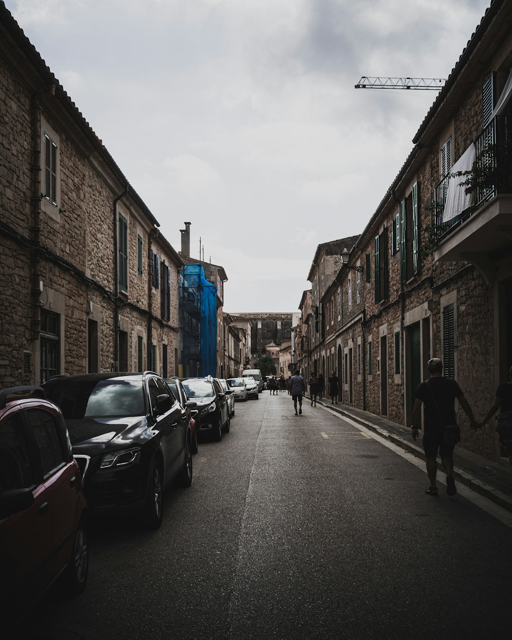 Auto parcheggiate accanto all'edificio in cemento marrone durante il giorno