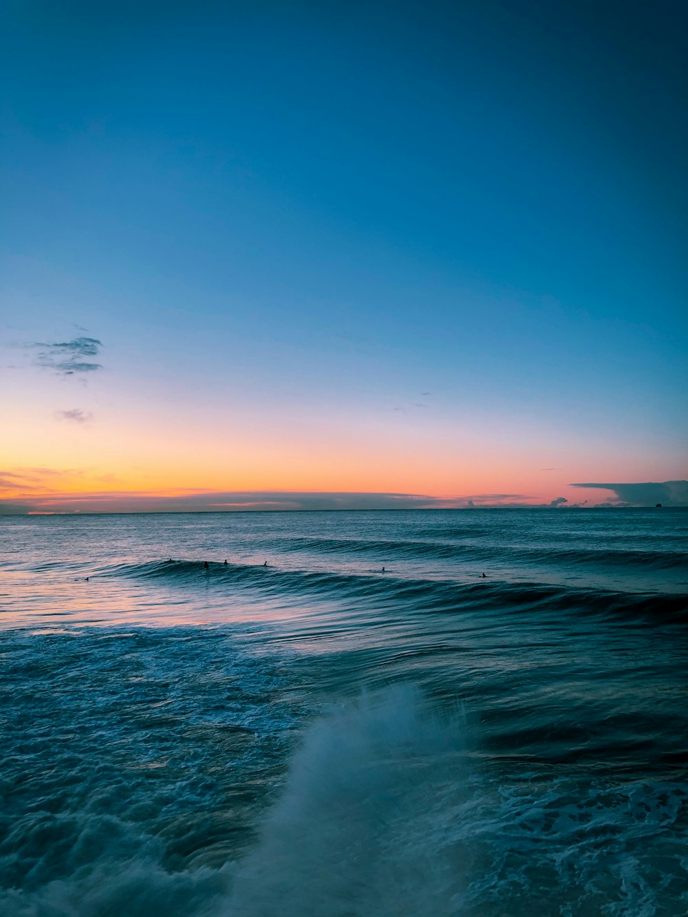 Olas del océano rompiendo en la costa durante la puesta de sol