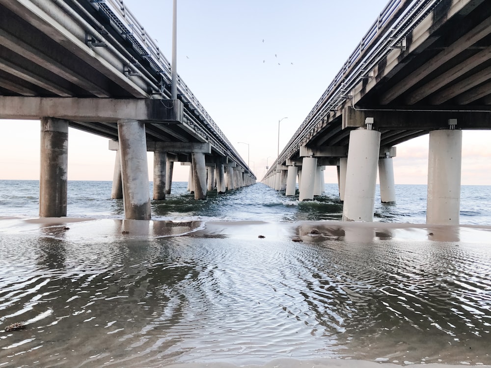 Braune Holzbrücke über Wasser