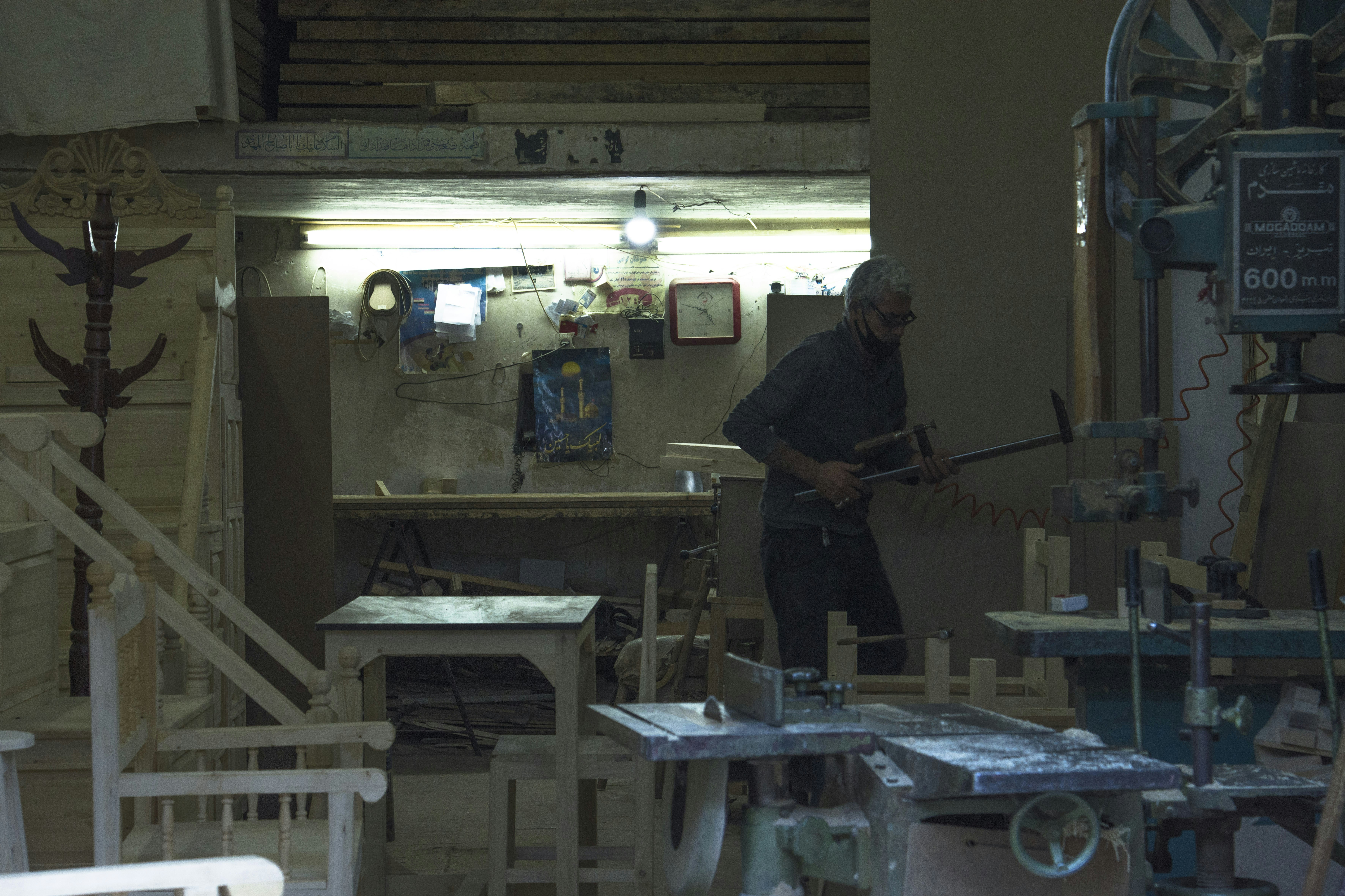 homme en noir ras du cou t-shirt jouant de la guitare