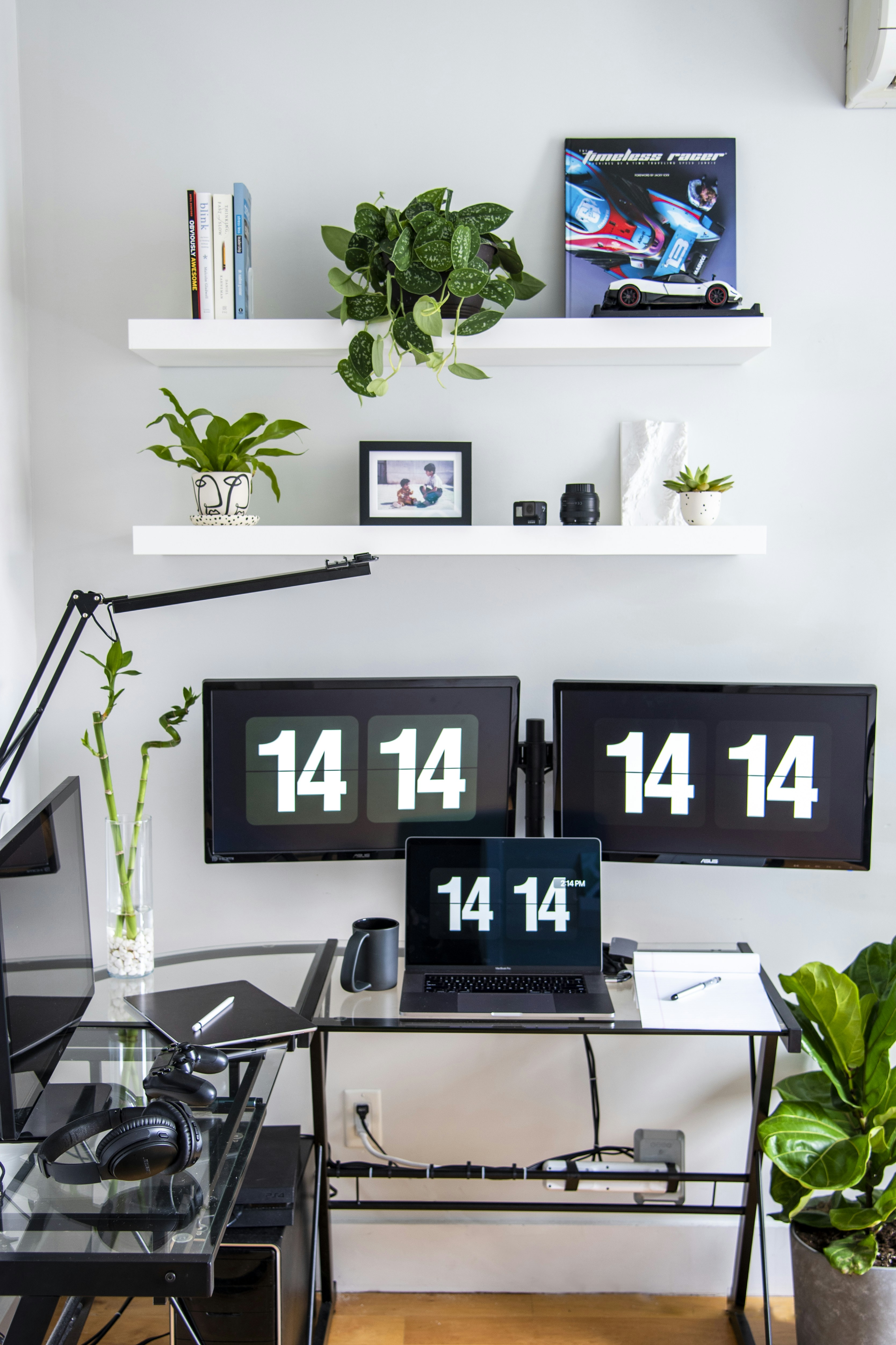 흰 벽에 검은 평면 스크린 TV