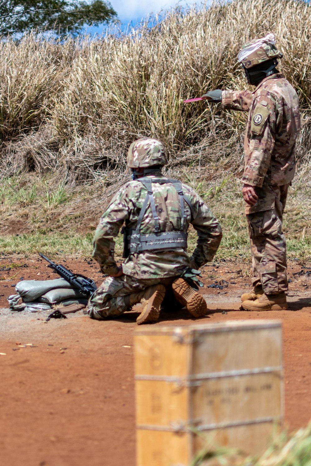 homme en uniforme de camouflage vert et marron tenant un fusil