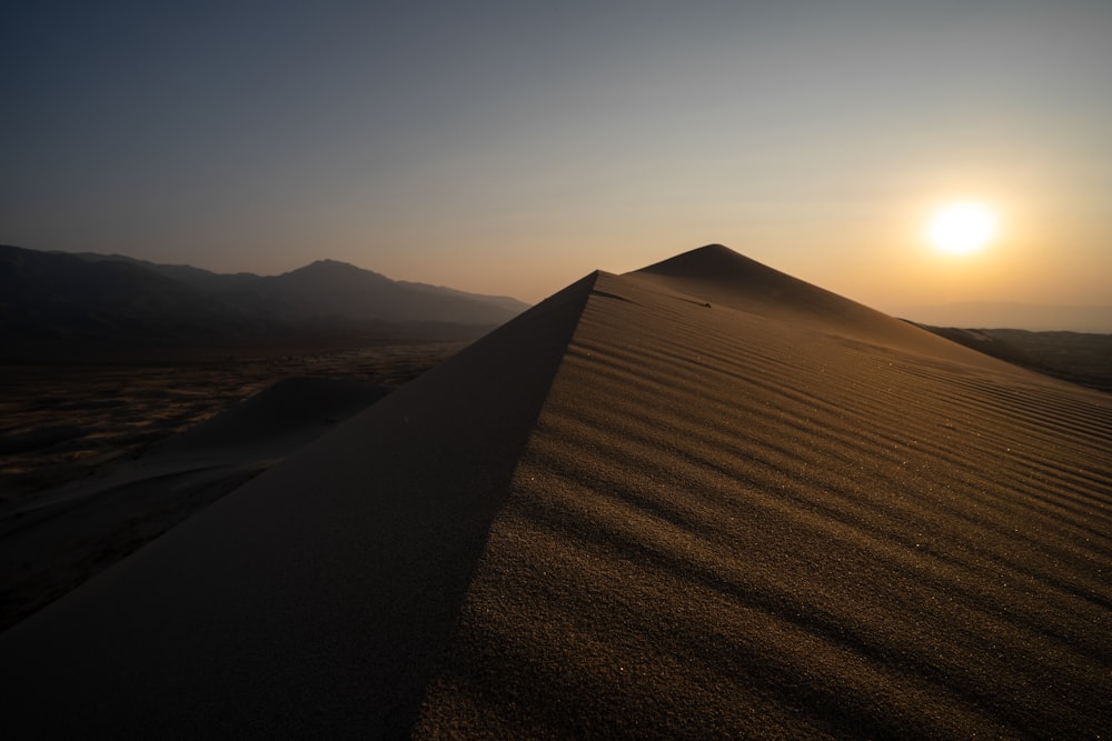 Champ de sable brun au coucher du soleil