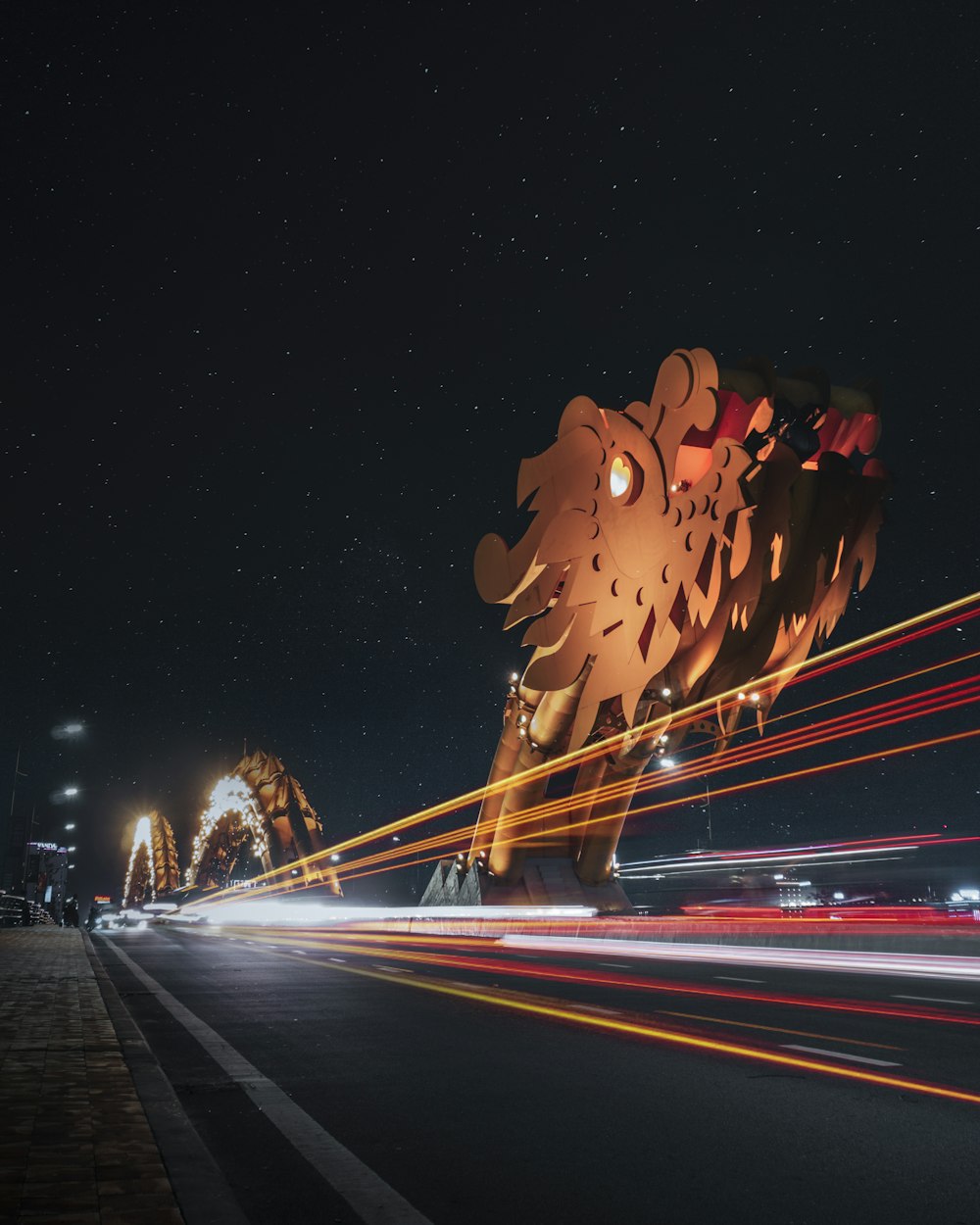 Fotografía de lapso de tiempo de automóviles en la carretera durante la noche