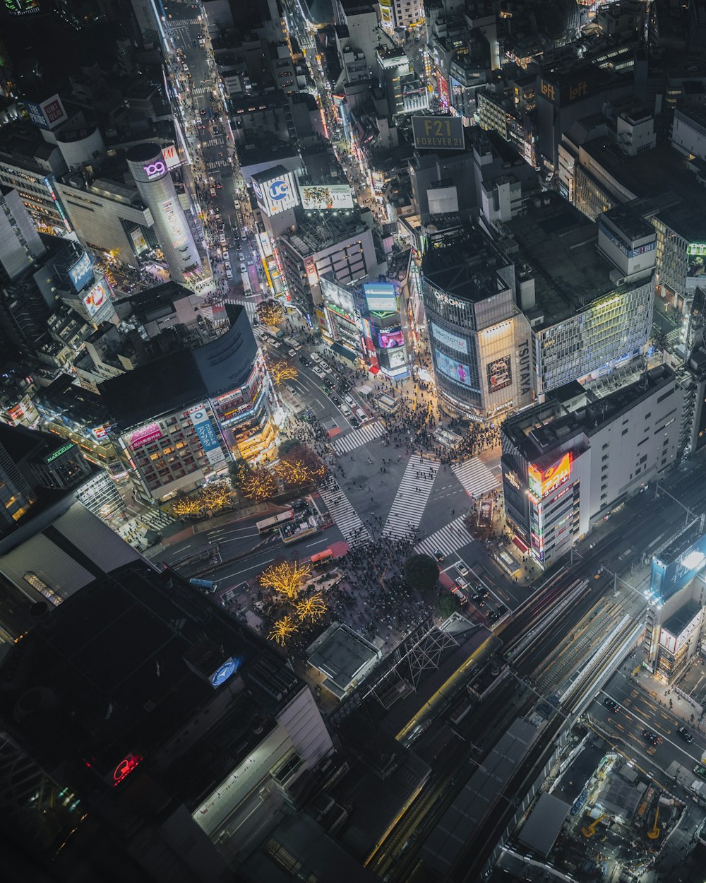 夜間の都市ビルの空中写真