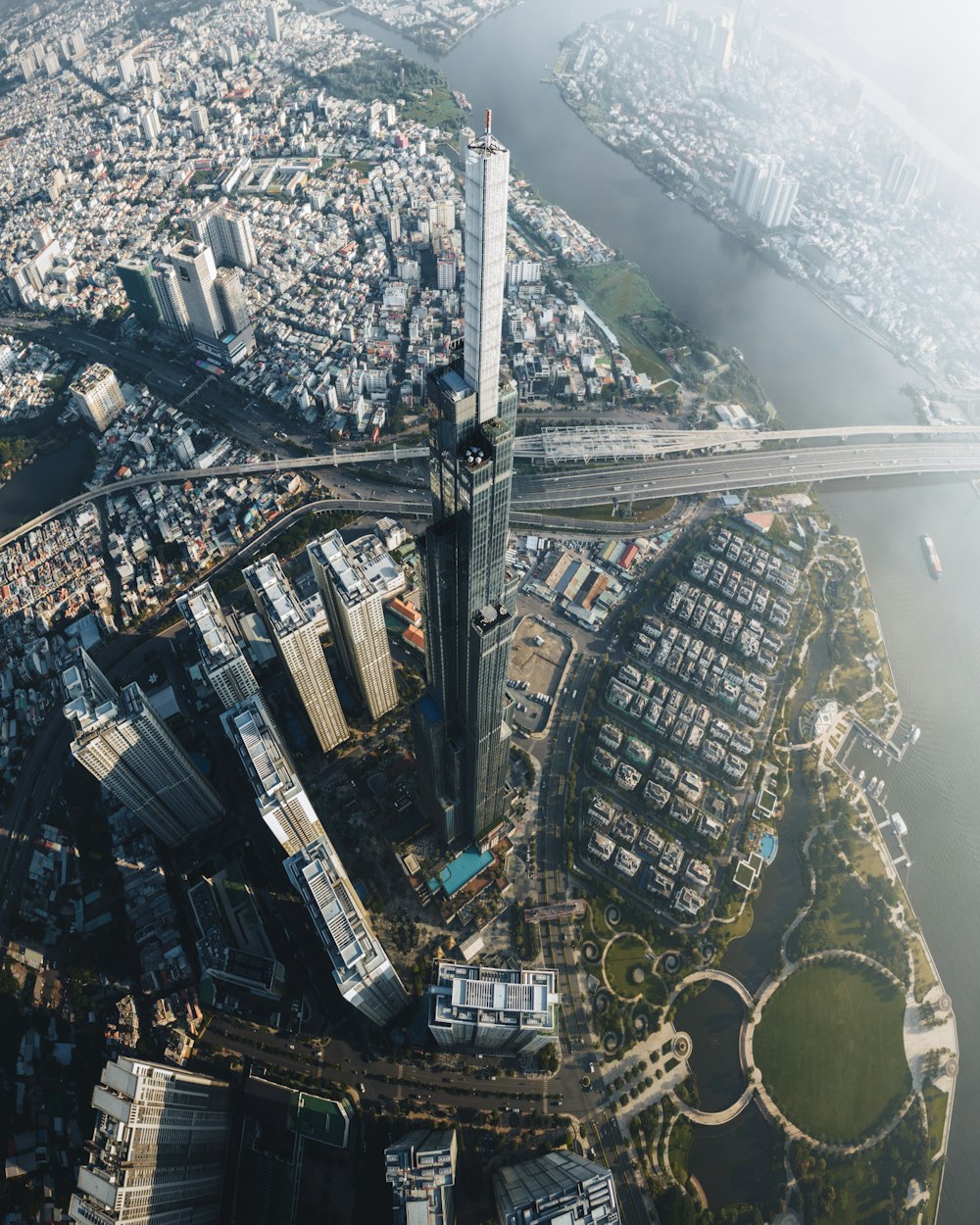 日中の都市の建物の航空写真