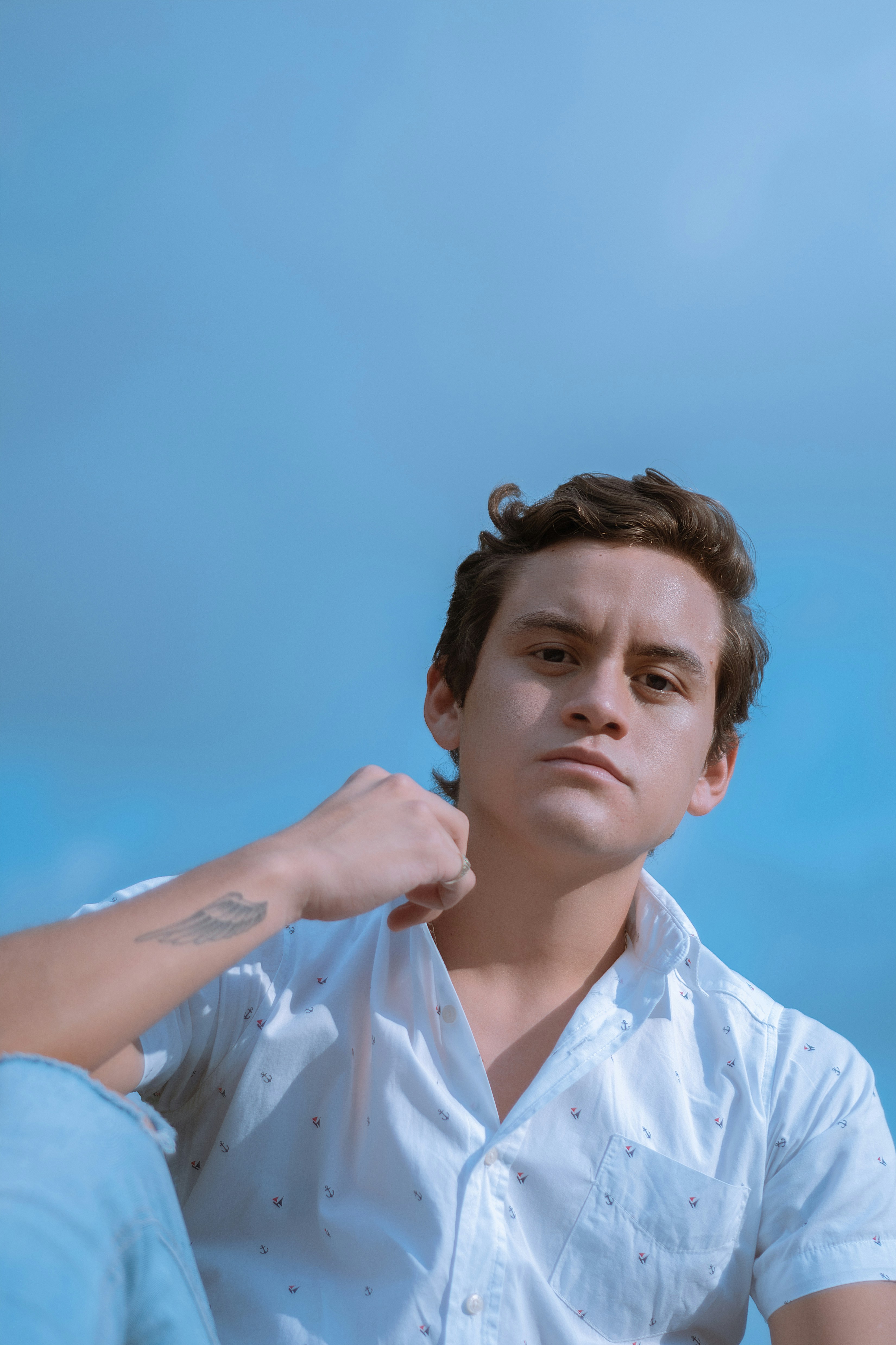 흰색 버튼 업 셔츠를 입은 여자